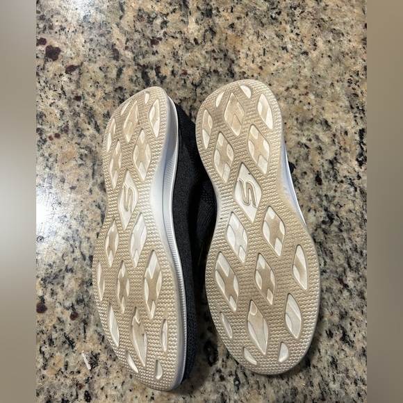 Skechers Goga Max Shoes - Picture 6 of 6